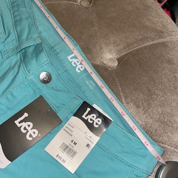 Lee Brand, mid rise shorts with cuffed hem that can be worn up or down, size 6 - Picture 7 of 9